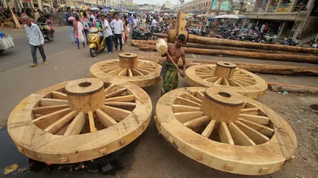 રથયાત્રા પૂર્વે પુરીમાં રથ બનાવવાની તૈયારી કરી રહેલા કારીગરોની તસવીર