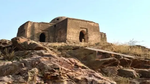 પૃથ્વીરાજની કચેરી, સ્થળઃ હરિયાણાનું ભિવાની