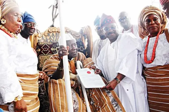 Aworan olubadan, Oloogbe Ajimobi atawọn Ayaba