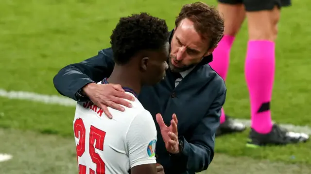 हेड कोच साउथगेट के साथ साका