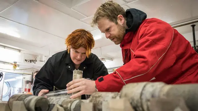సముద్రం అడుగున తవ్వకాలు జరిపి తీసిన అవశేషాలపై శాస్త్రవేత్తలు సుదీర్ఘ పరిశీలన చేశారు