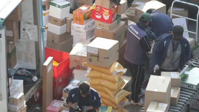 분류 작업으로 분주한 택배 노동자