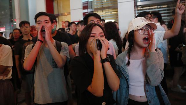 香港九龙旺角路人叫骂马路上之防暴警察（17/8/2019）