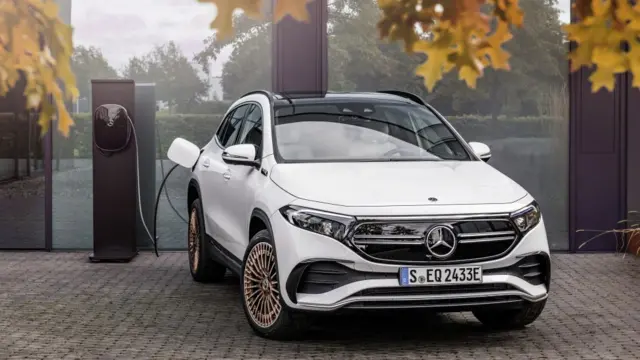 بنز EQA با هر بار شارژ تا ۴۲۶ کیلومتر حرکت می‌کند