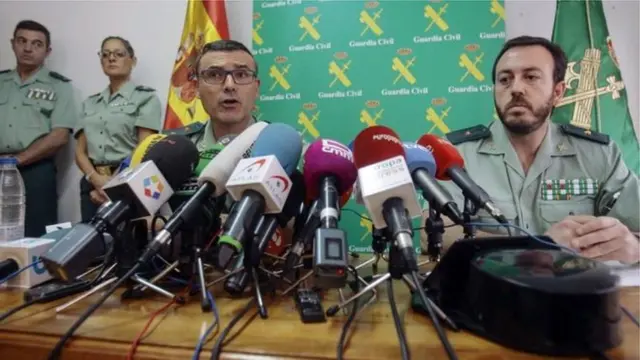 Polícia da Espanha durante entrevista sobre o caso