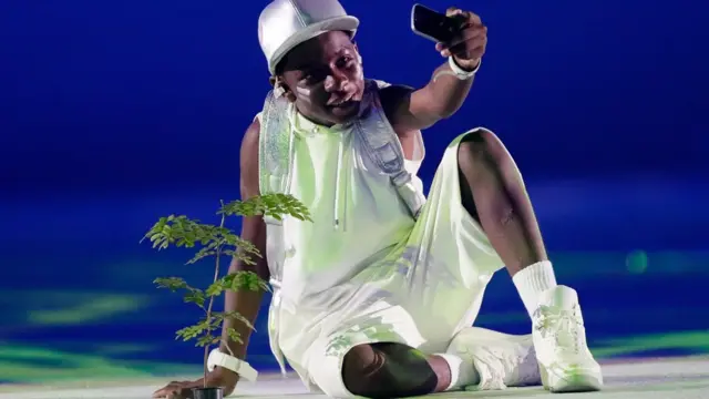 Un niño con una planta