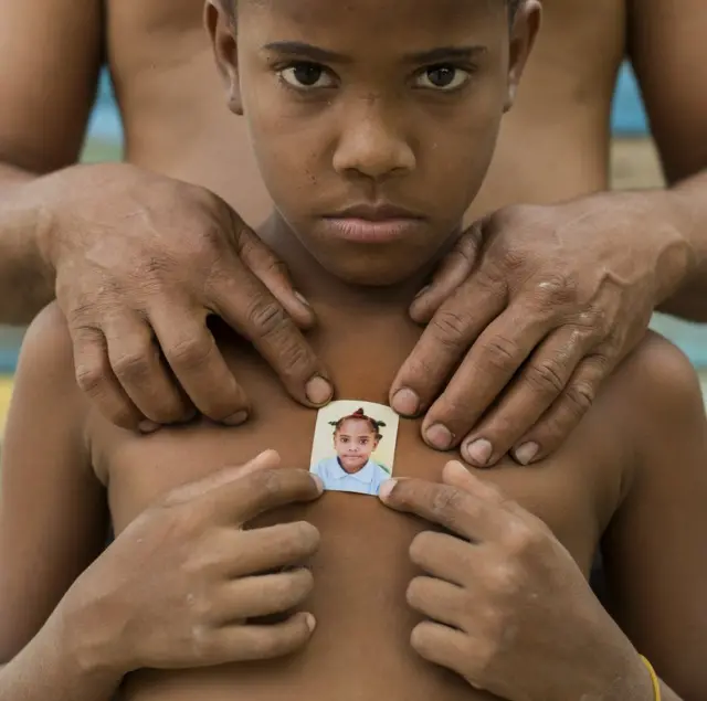 புகைப்படத்துடன் குழந்தை