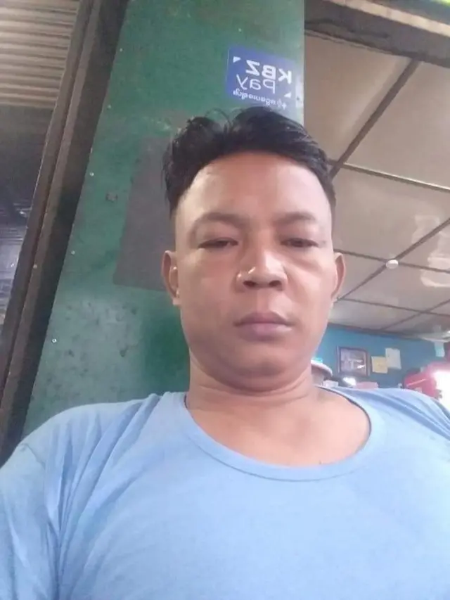 ပိတ်မိနေတဲ့ ဆန္ဒပြလူငယ်တွေကို ကာပေးရင်းသေဆုံးခဲ့တဲ့ ဦးဝင်းဇော်