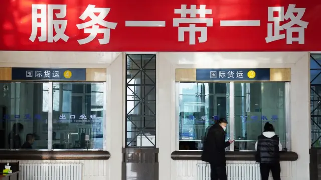 黑龍江牡丹江綏芬河站國際聯運交易所大廳內貨代公司業務員在辦理業務（新華社圖片31/3/2021）