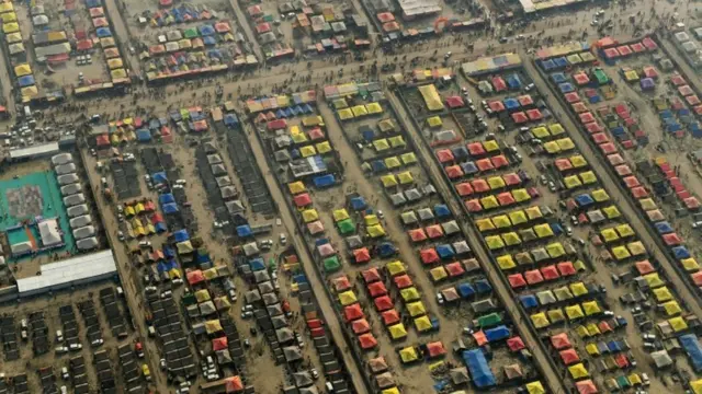 المصلون الهندوس يقيمون الخيام قرب نهر الغانج في سانغام