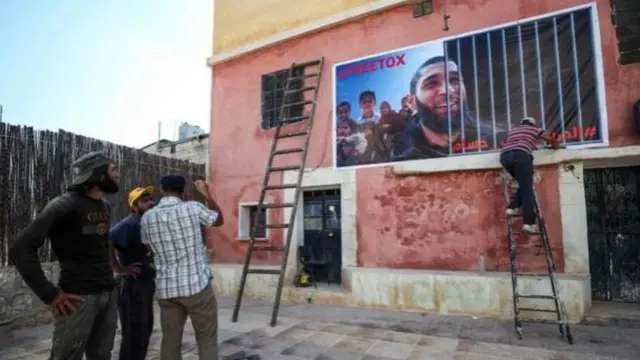 أطلق زملاء وأسرة توقير شريف حملة لإطلاق سراحه