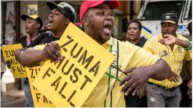Des militants de l'ANC réclament le départ de Jacob Zuma du pouvoir.