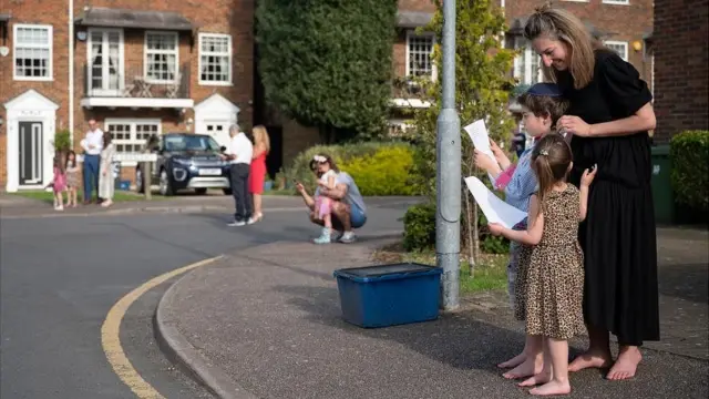 Женщина и дети поют