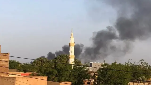 شوهدت غارات جوية واندلاع حرائق ودخان في مدينة أم درمان