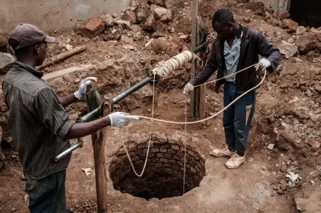 Pozo que fue usado como fosa común durante el genocidio de los tutsis, en las afueras de Kigali.