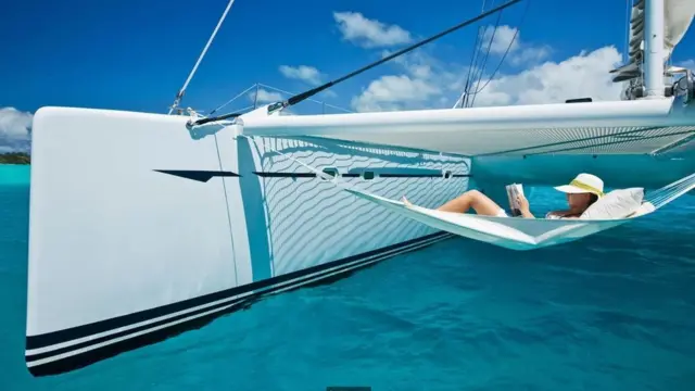 ผู้หญิงนอนบนเปล