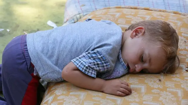 నిద్రిస్తున్న బాలుడు