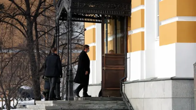 O presidente Jair Bolsonaro e comitiva na chegada para reunião com Putin