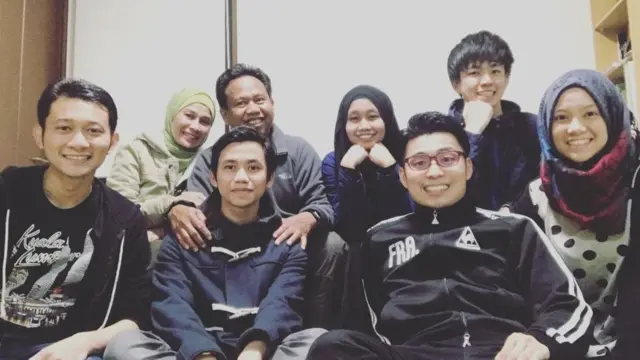 Bertemu dengan teman-teman termasuk dari Indonesia, saat Idulfitri lalu.