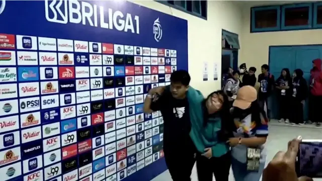 Mujer llevada por dos hombres