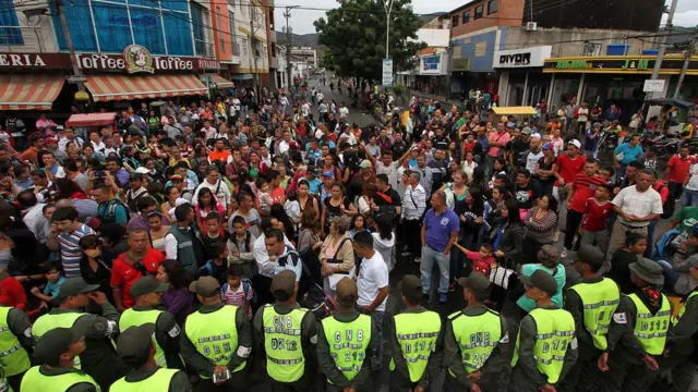 Gente esperando para cruzar