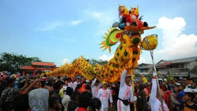 Barongsai dan perayaan Imlek.