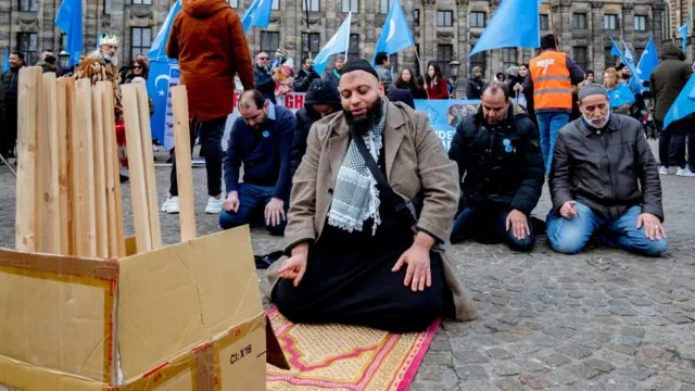 An cire dan wasan tsakiya na Arsenal Mesut Ozil daga cikin wasan bidiyo na kwamfuta na Pro Evolution Soccer 2020 samfurin na China sakamakon sukar da ya yi wa hukumomin China na gallaza wa Musulmin kasar 'yan kabilar Uighur