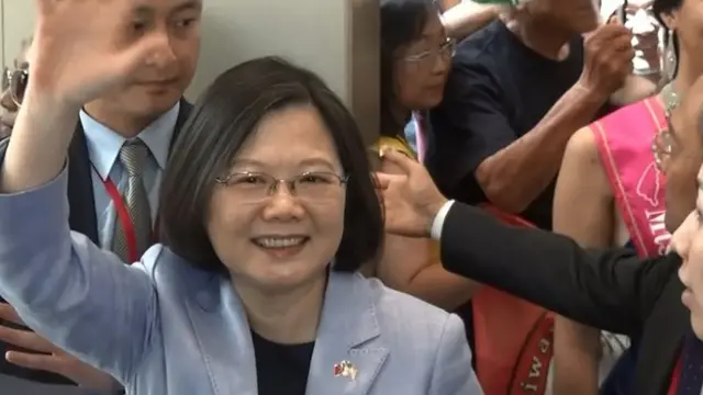 蔡英文过境洛杉矶，向侨胞们致意。