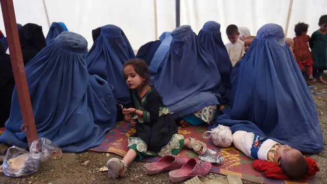 শরণার্থী শিবিরে আফগান নারী