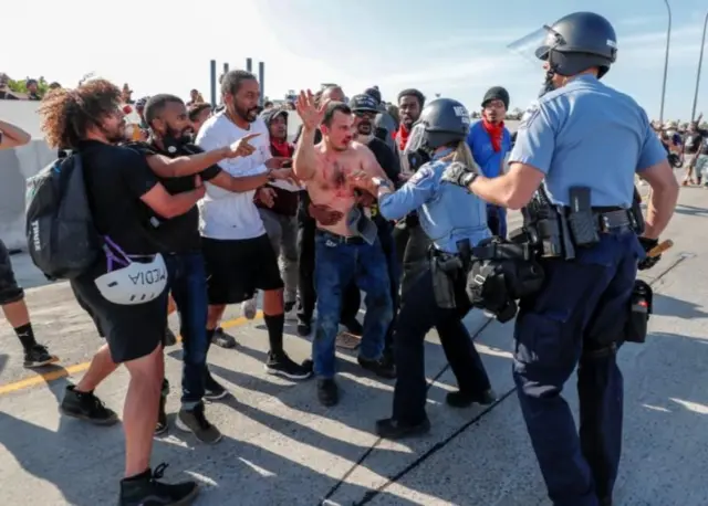 Yakubiswe n'abigaragambya polisi bamuha abapolisi