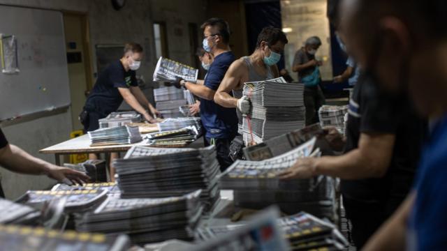 香港將軍澳《蘋果日報》印刷廠內工人把報紙裝配發貨（17/6/2021）