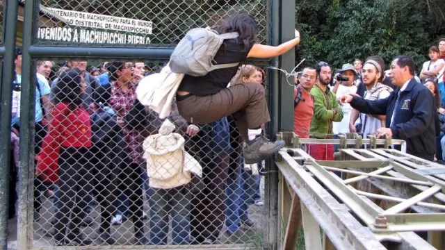 Turistasroda roletatodo o mundo protestaram no local que dá acesso à Machu Picchu, no Peru