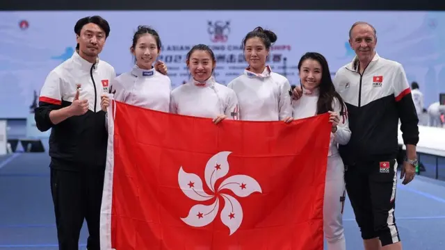 2023年亚洲锦标赛，香港队获得银牌。从左到右依次为中国教练姜海涛、江旻憓、佘缮妡、陈渭泠、朱嘉望以及罗马尼亚教练塔维