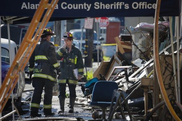 Bomberos en el incendio de Oakland.