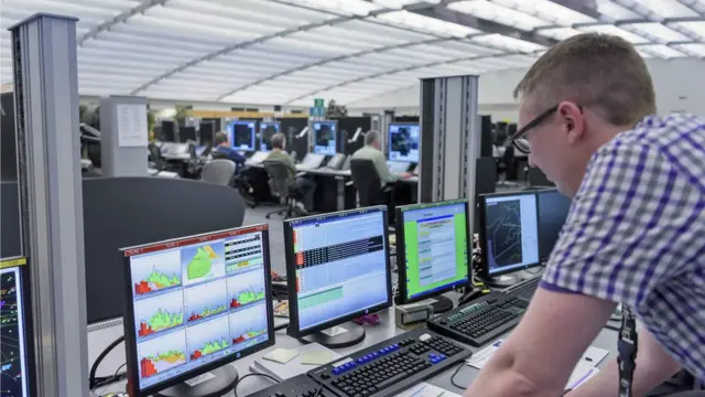 У центрі управління повітряним рухом постійно світить яскраве "денне" світло