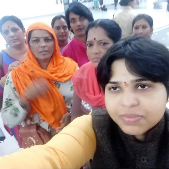 தமது குழுவினருடன் த்ருப்தி தேசாய்