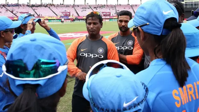 Ramesh Powar talks to the India team ahead of the game with New Zealand