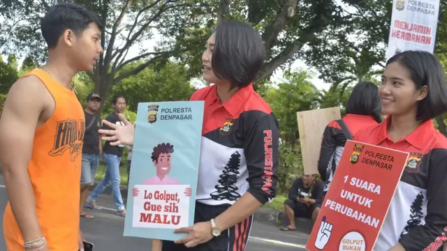 Polwan di Polrestra Denpasar melakukan sosialisasi anti golput.