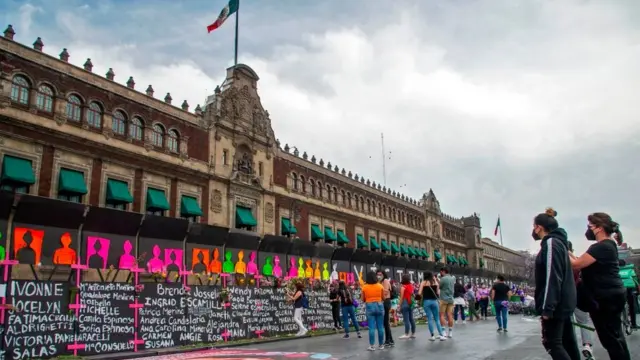 Cerca instaladaroletinha betfrente ao Palácio Nacional do México