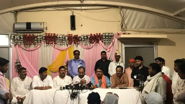 રાજકીય પક્ષની પત્રકાર પરિષદનો ફોટોગ્રાફ