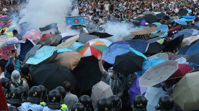 The police fire tear gas to protesters at Harcourt Road in Admiralty after 'Occupy Central' was officially launched in the early morning today.