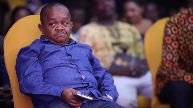 Msanii mchekeshaji wa Kenya Davis Hezron Mwabili maarufu kama Mwala akifuatilia matukio katika tuzo hizo.