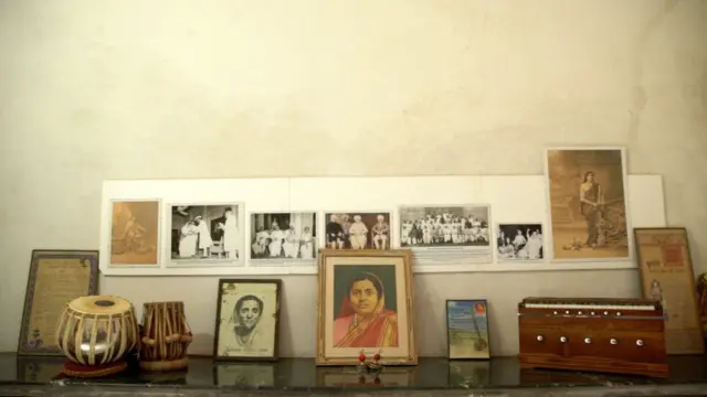 दोन तपांच्या संगीत साधनेनंतर केसरबाई जाहीर मैफिलीत गाऊ लागल्या.