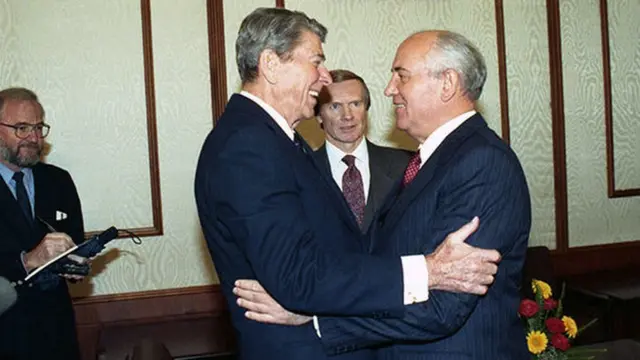 Amasezerano ya R. Reagan (iburyo) na M. Gorbachev ibihugu byabo biheruka kuyavaho