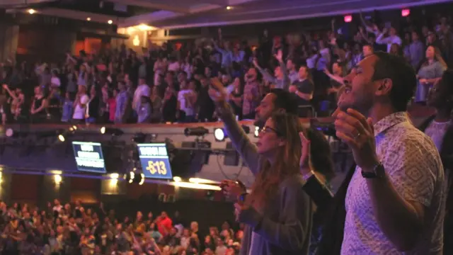 Gente cantando con los ojos cerrados