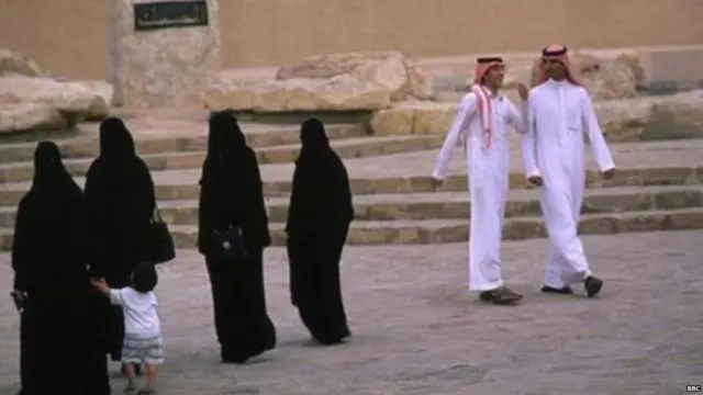 Women and men in Saudi Arabia (file)
