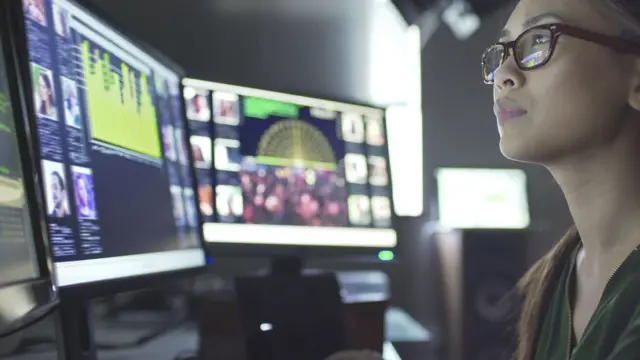 Mulher em frente a computador