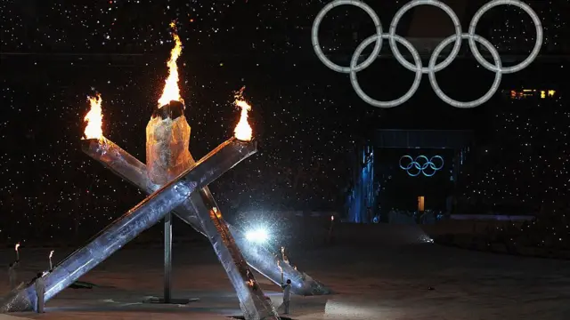 2010 밴쿠버 동계올림픽 개막식 성화 점화 중 4개의 기둥 중 하나가 제대로 작동하지 않았다