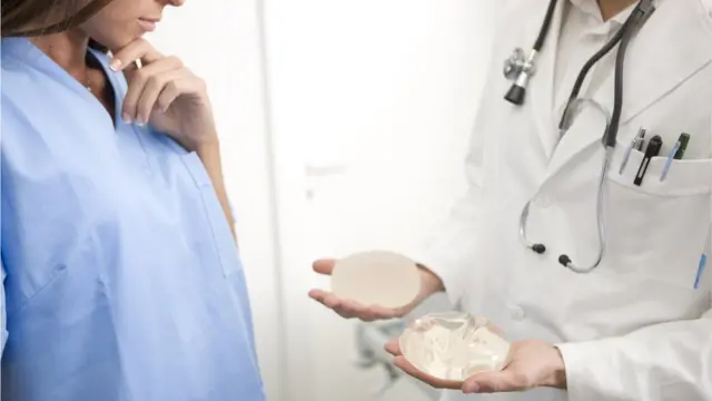 Mujer considerando distintos implantes de mama