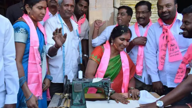 ఎన్నికల ప్రచారంలో భాగంగా సరదాగా దుస్తులు కుడుతున్న పద్మ దేవేందర్ రెడ్డి